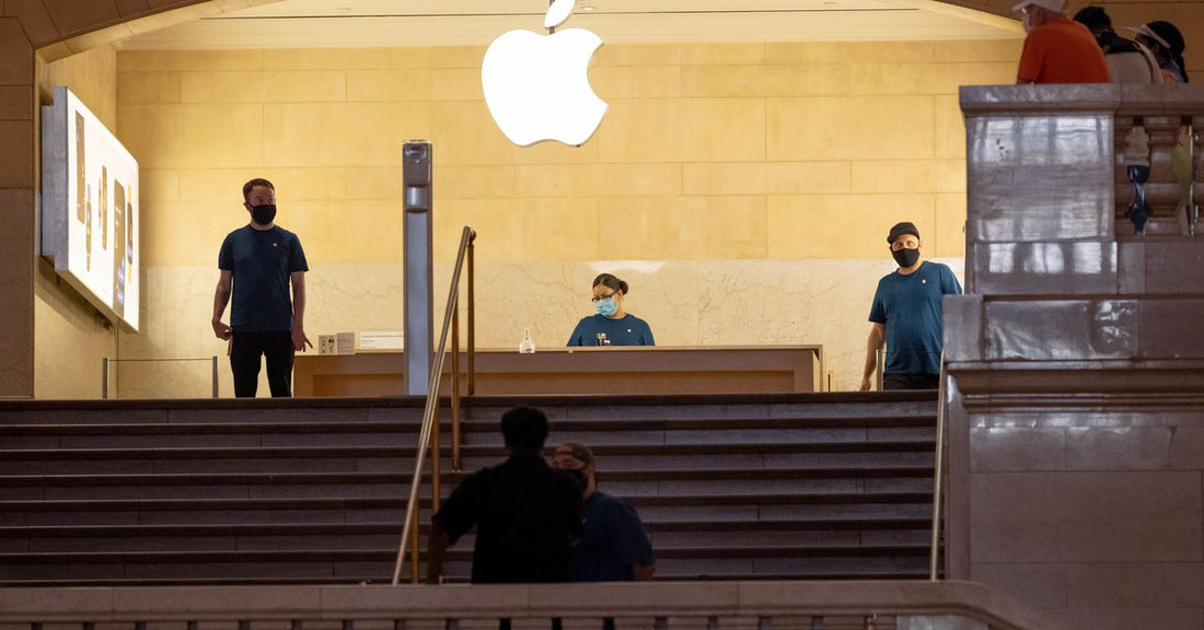 Workers at the Apple store in Grand Central Terminal begin Collecting Signatures in order to form a Union - Maxandfix